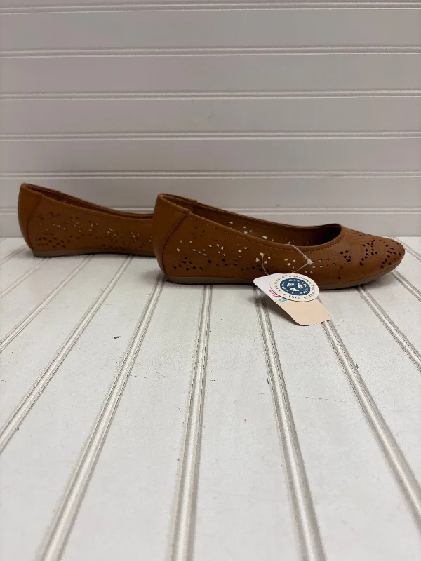 Shoes Flats By Bare Traps In Tan, Size: 8.5