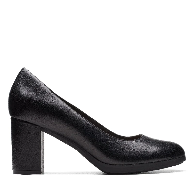 Clarks Bayla Skip in Black Leather